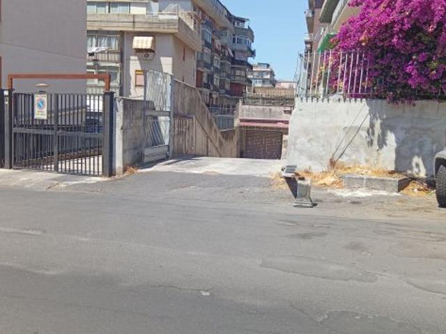 Deposito di 300 mq. Zona v.le m. Rapisardi chiesa s.luugi