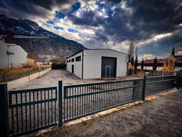 Dépôt 200 m2/500 m2 terrain constructible + Superbe villa avec piscine
