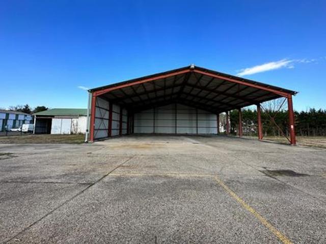 depot industruel de 3000 m² environ sur un hectare