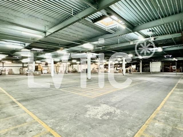 Dépôt logistique de 2200 m2 à louer à Etoy