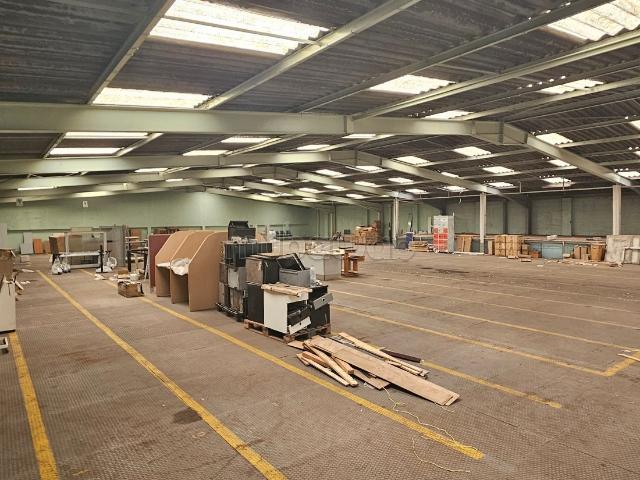 Dépôt stockage 2000 m2 à roches noires