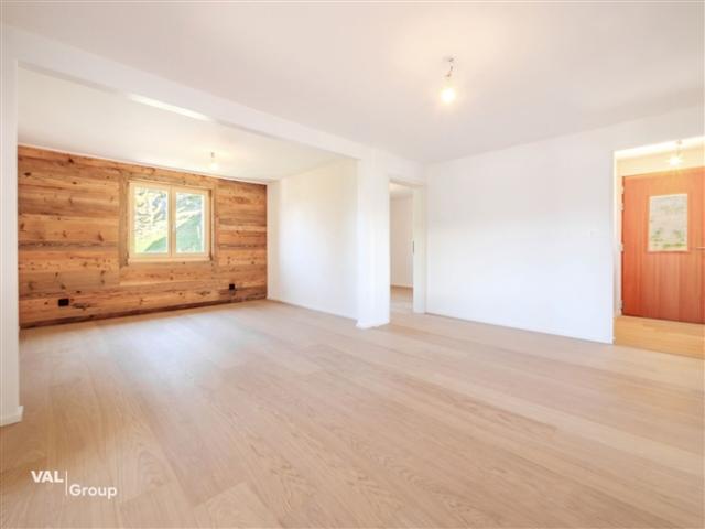 Der Chalet Geist wird in einer hervorragenden 5 Zimmer Wohnung wiederentdeckt
