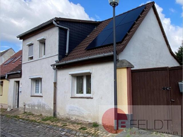 Der Anfang ist schon gemacht: Teilsaniertes Wohnhaus mit voll ausgebautem Dachgeschoss