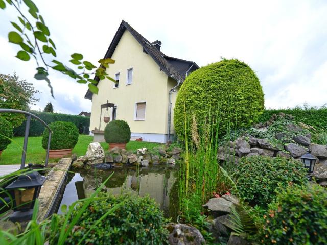 Der Frühling kann kommen: Top gepflegtes Zweifamilienhaus auch für Kapitalanleger interessant