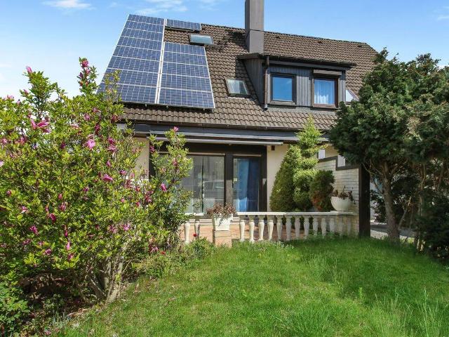 Der Traum vom Eigenheim wird wahr Doppelhaushälfte mit Pool und Garten
