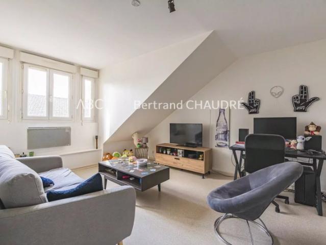 DERNIER ETAGE AVEC BEAUCOUP DE CHARME
