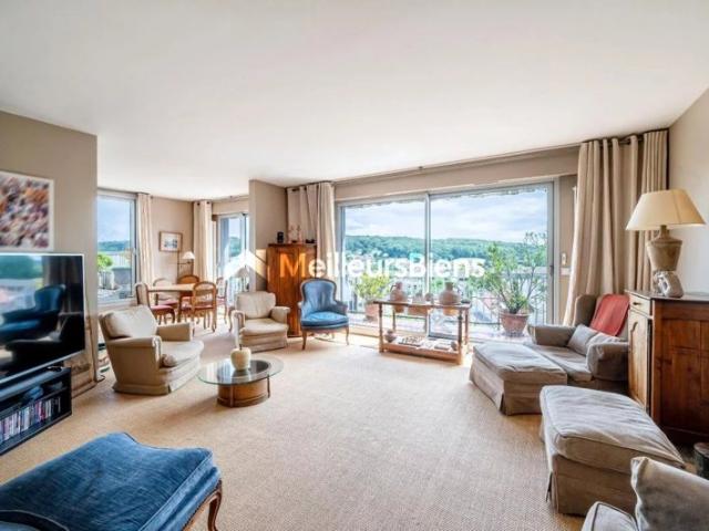 Dernier étage avec terrasse de 100 m², balcons de 24 m² et vues imprenables – Rare à Sèvres