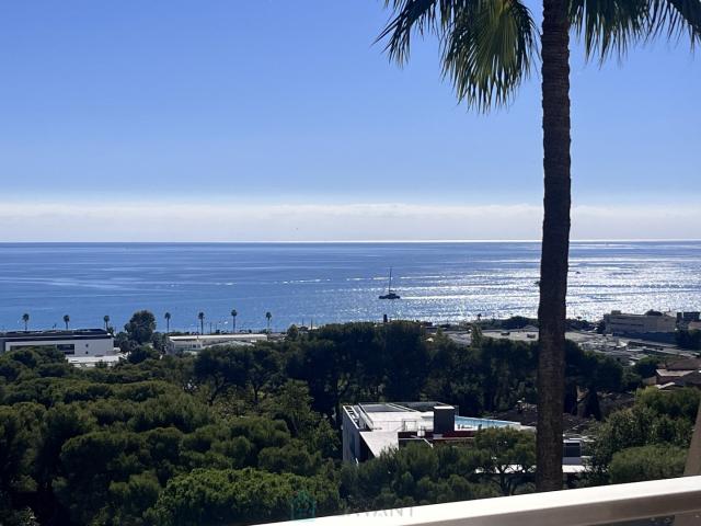 Dernier étage avec vue panoramique d'Antibes à Nice
