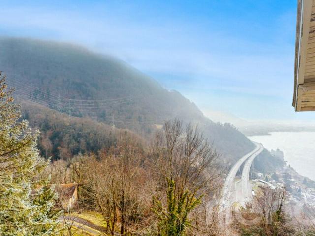 Dernier étage à Territet, avec cachet et vue sur le lac et les Alpes