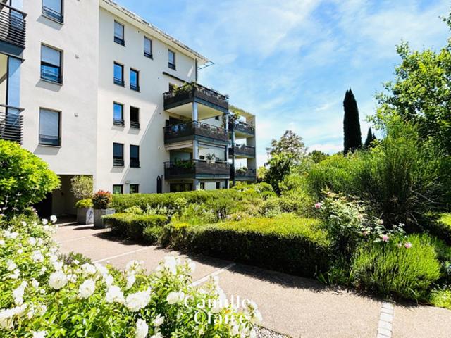 Dernier étage Appartement T4 Aix en Pce centre ville à pie