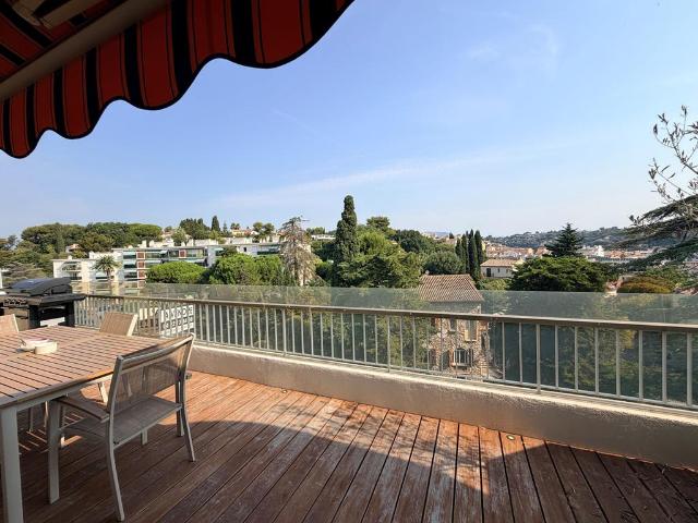 Dernier étage Appartement traversant 3 pièces 77,10m2 Grande terrasse 27m2 + balcon 8,50m2 grand garage fer