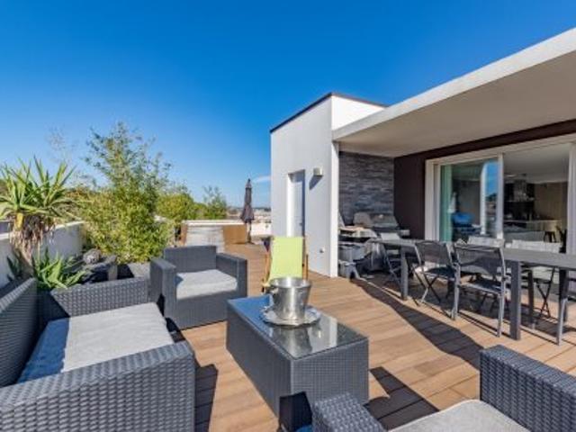DERNIER ETAGE BIEN ATYPIQUE POUR CET ATTIQUE SUPERBE T4 DE STANDING AVEC TERRASSE ET JARDIN 4 pièces, 90 m²