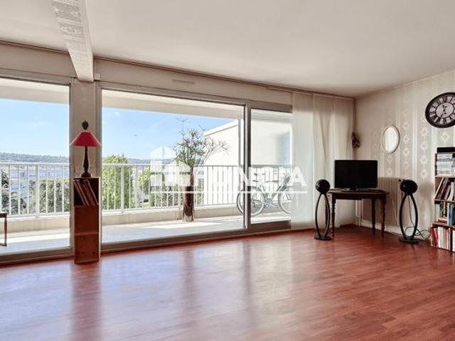 DERNIER ETAGE et PROCHE TOUTES COMMODITES
