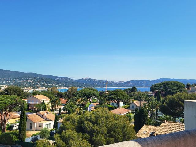 DERNIER ETAGE SUPERBE VUE MER A CAVALAIRE SUR MER