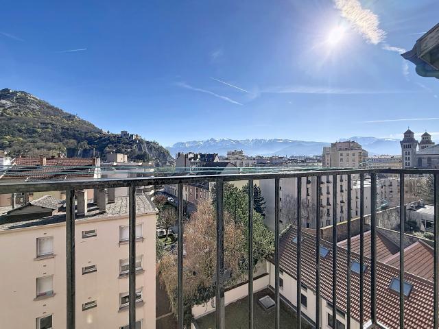 Dernier étage secteur gare: T1 bis 56m2 au sol en duplex avec balcon et vue dégagée