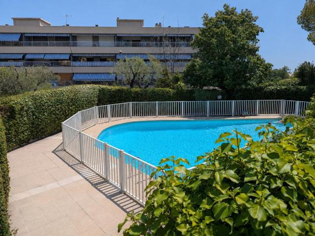 Dernier étage, terrasse, piscine, garage et cave