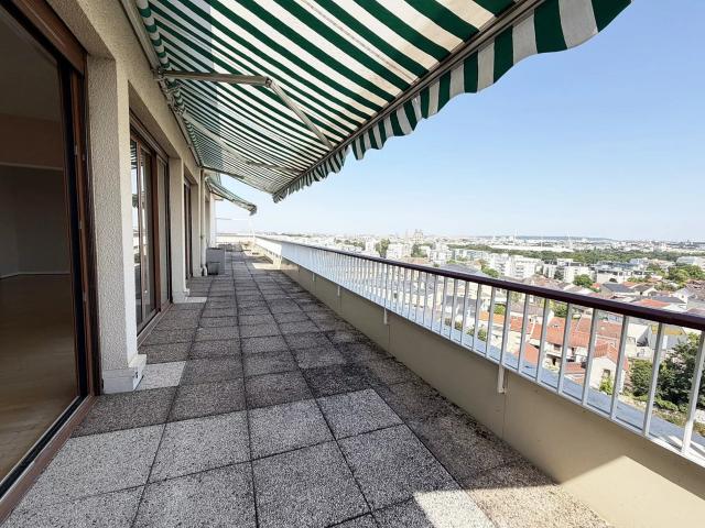 Dernier étage terrasse Vue Cathédrale et Montagne de Reims
