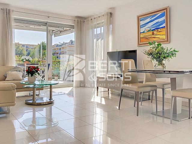 DERNIER ETAGE TROIS PIECES LUMINEUX ET ELEGANT AVEC GARAGE ET PK EXTERIEUR