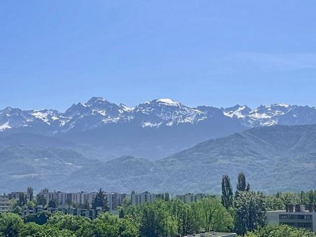 Dernier étage, vue exceptionnelle sur les massifs