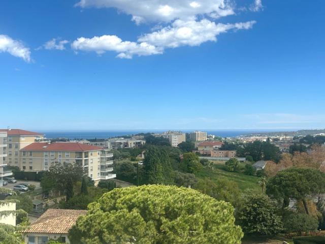 Dernier Étage 3 Pièces Calme Vue Mer 68m² Antibes