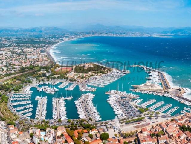 Dernier étage – 4 pièces avec terrasse plein ciel à Antibes