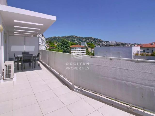 Dernier étage 600 mètres rue d'Antibes au calme 44m² Cannes