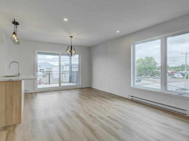 DERNIERE CHANCE VOICI NOTRE UNITÉ CONDO 5 1/2 AU 1ERE ÉTAGE AVEC 3 GRANDES CHAMBRES RIVE SUD POUR LE 1ER JUILLET