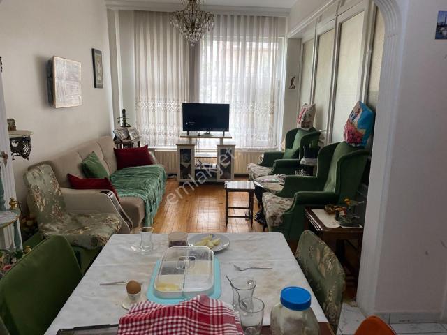 Destan 016 Çapa tramvay yan sokağında 2 oda 1 salon 85m2 kombili 45 yıllık binadan açıklama okuyun