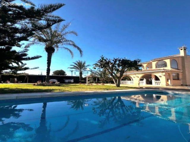 DESTACADA VILLA EN CARRETERA DE SANTA POLA RODEADA DE PRECIOSOS JARDINES!
