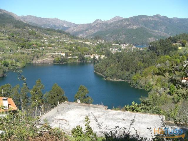 Destinado a construção, com vistas para a barragem da Albuferira da Caniçada. Sitio calmo e bons acessos. | 26083709184