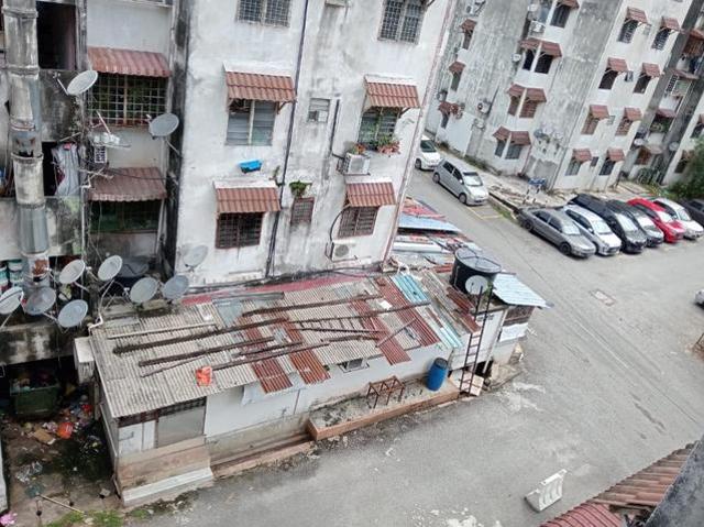Desa Petaling Flat basic unit kitchen top done strategic location