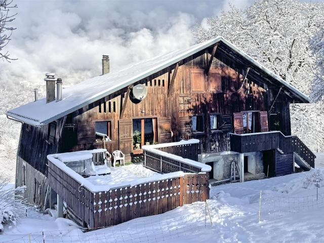Descendez directement skier vers ce chalet rénové de 5 chamb. 310m² Morillon