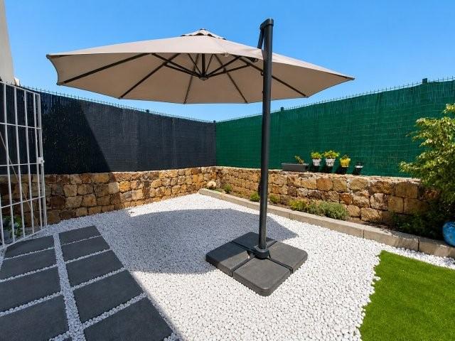 DESCONECTAR DEL MUNDO A MINUTOS DEL MAR BAJO CON JARDÍN Y PISCINA