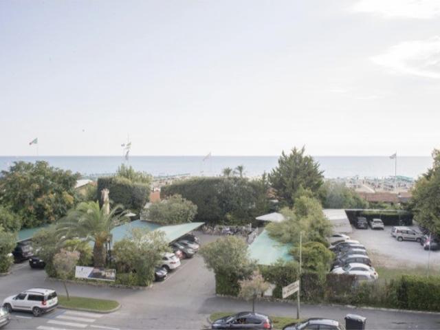 Richiedi informazioni su questo immobile Galleria Fotografica Descrizione Servizi Mansarda fronte mare