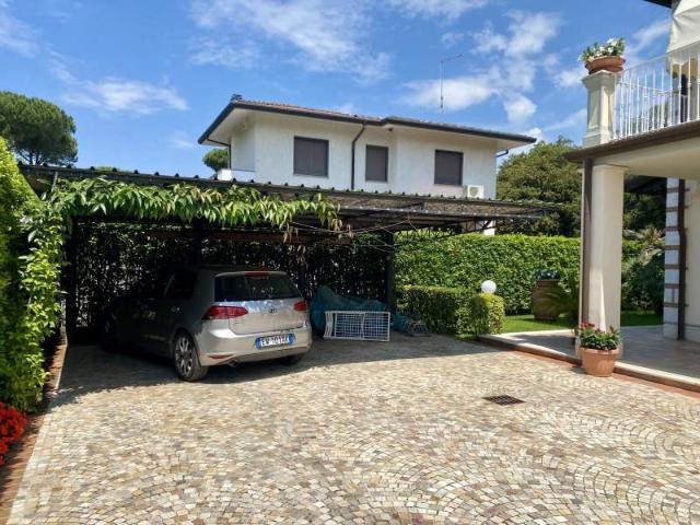 Galleria Fotografica Descrizione Richiedi informazioni su questo immobile Villa bifamiliare in affitto Servizi
