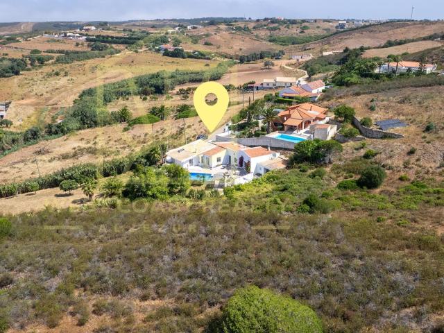 Descubra uma rara oportunidade de possuir uma moradia verdad. 223m² Vila do Bispo e Raposeira