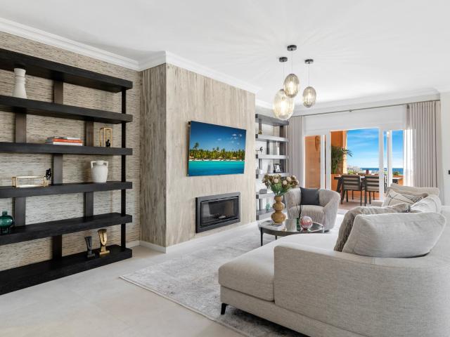 Descubra un mundo de lujo sin igual en este ático dúplex tot. 239m² Marbella
