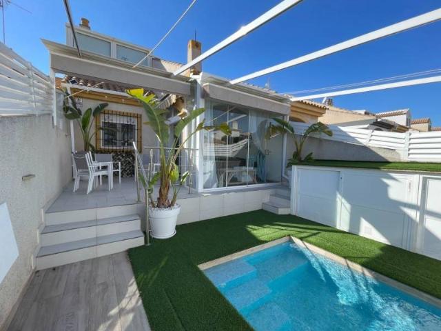 Descubra una propiedad única, completamente reformada en 202. 85m² Torre de la Horadada