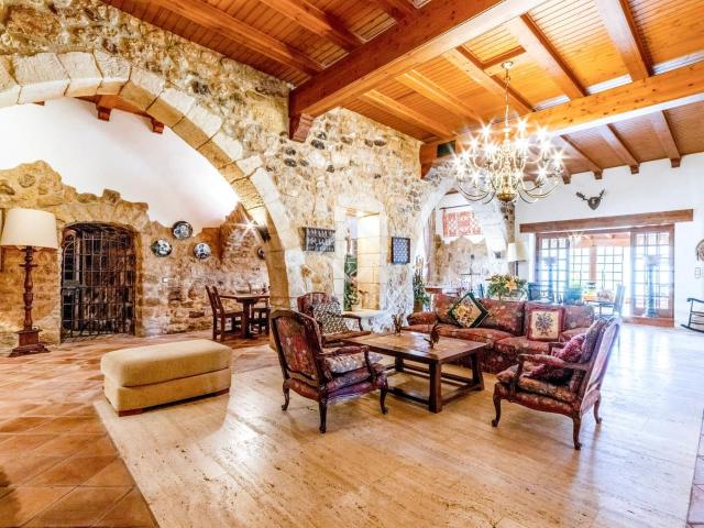 Descubra Cal Tomàs, una masía única en el histórico pueblo d. 693m² Castellet I la Gornal