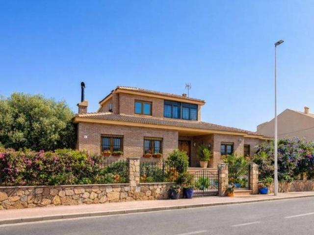 Descubra esta casa independiente en La Mata, una de las zona. 471m² Torrevieja