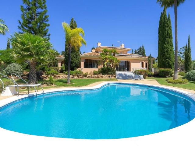 Descubra esta distinguida villa situada en Las Cumbres de El. 713m² Marbella