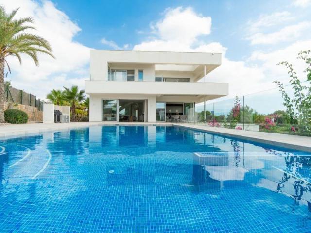 Descubra esta villa de lujo situada en una amplia parcela do. 454m² Barrio las Segundas