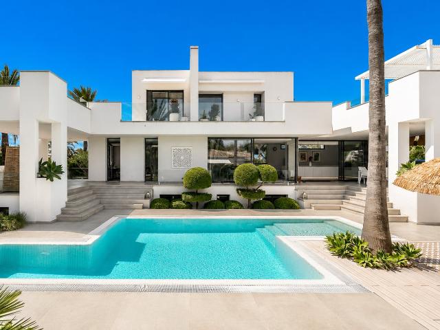 Descubra esta elegante villa contemporánea con casa de invit. 561m² Marbella