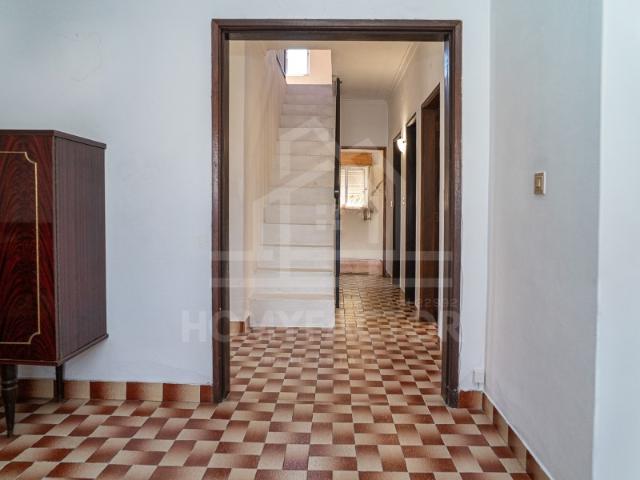 Descubra esta espaçosa moradia T4, perfeita para quem procura espaço, conforto e tranquilidade