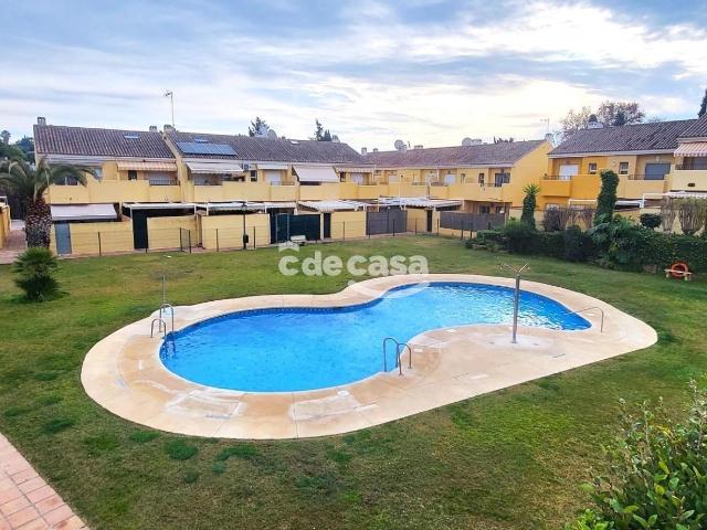 Descubra esta fantástica vivienda adosada en El Padrón, una oportunidad para disfrutar de la tranquilidad sin renunciar a la cercanía de todos los servicios
