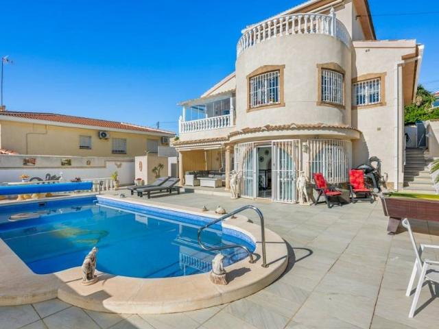 Descubra esta fantástica villa con piscina privada situada e. 226m² Ciudad Quesada