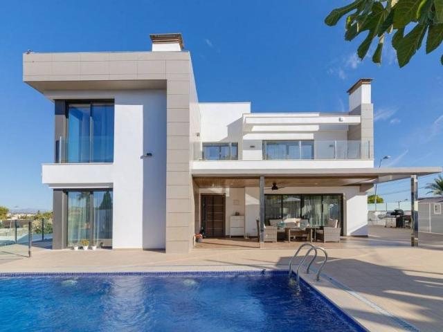 Descubra esta villa de lujo diseñada para quienes buscan esp. 380m² Torrevieja