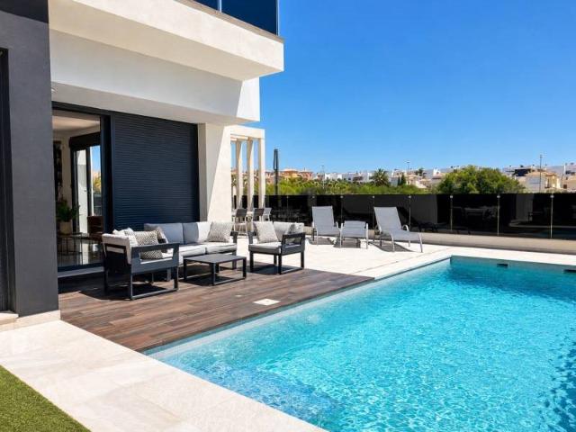 Descubra esta villa en Dehesa de Campoamor, una de las ubica. 180m² Orihuela Costa
