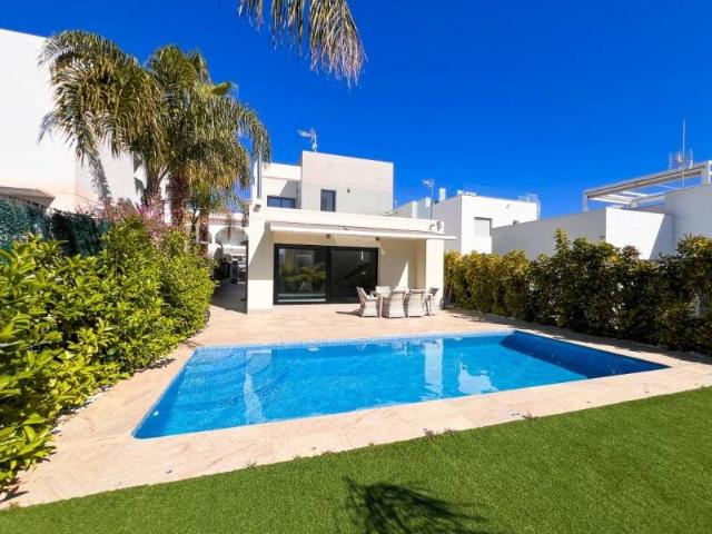 Descubra esta villa independiente de estilo contemporáneo, c. 124m² Rojales