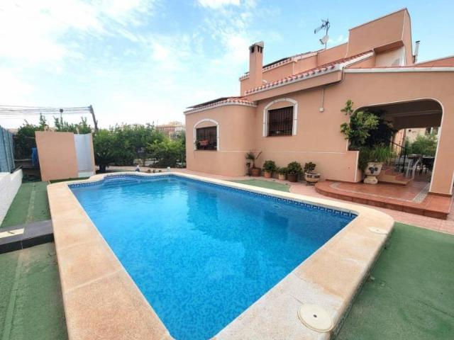 Descubra esta villa independiente de estilo rústico, ubicada. 175m² Torrevieja